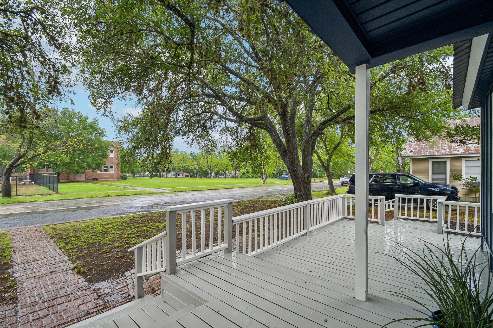 605 Bishop St, Smithville, TX 78957