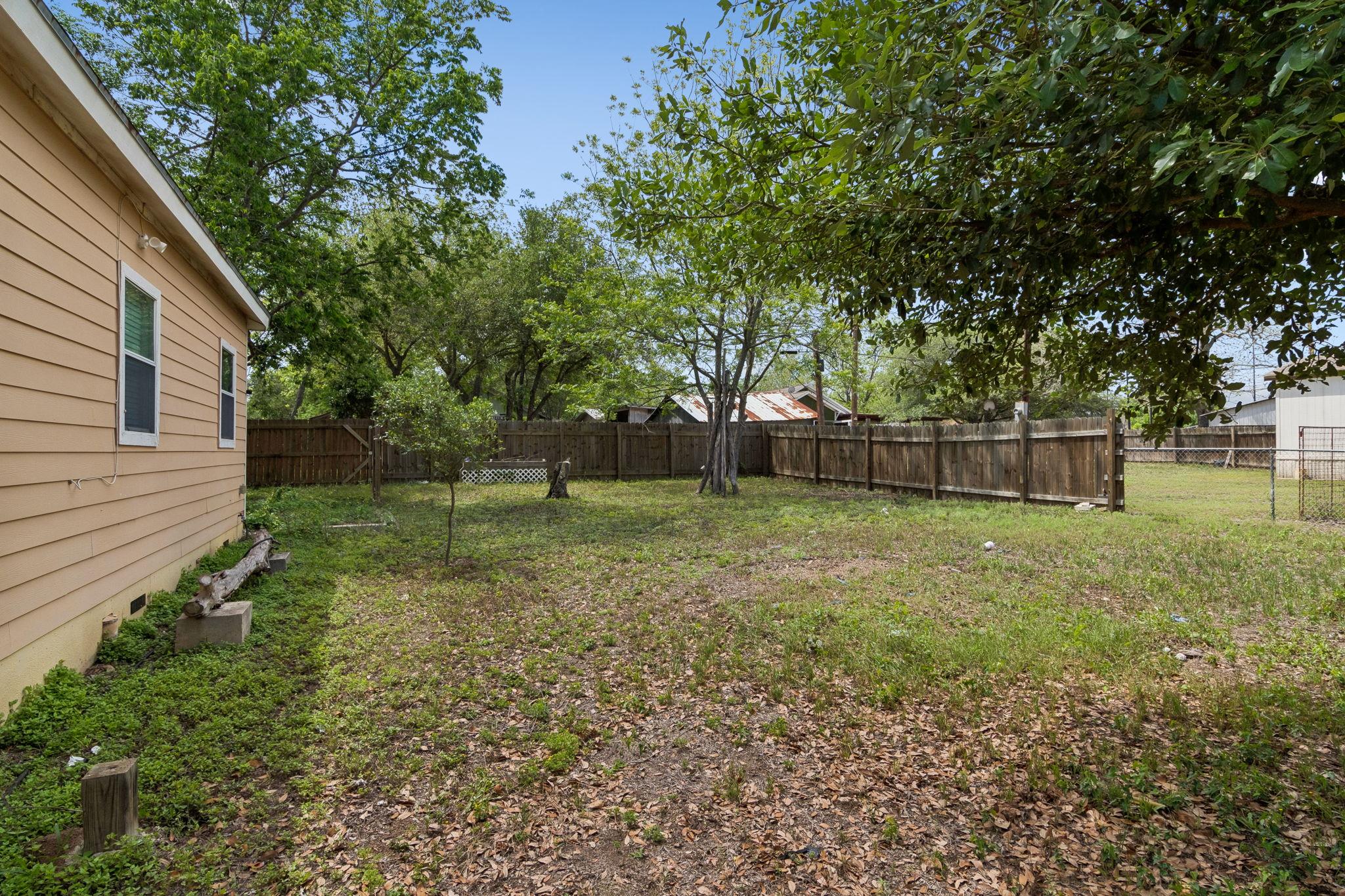 810 Lamar St, Luling, TX 78648