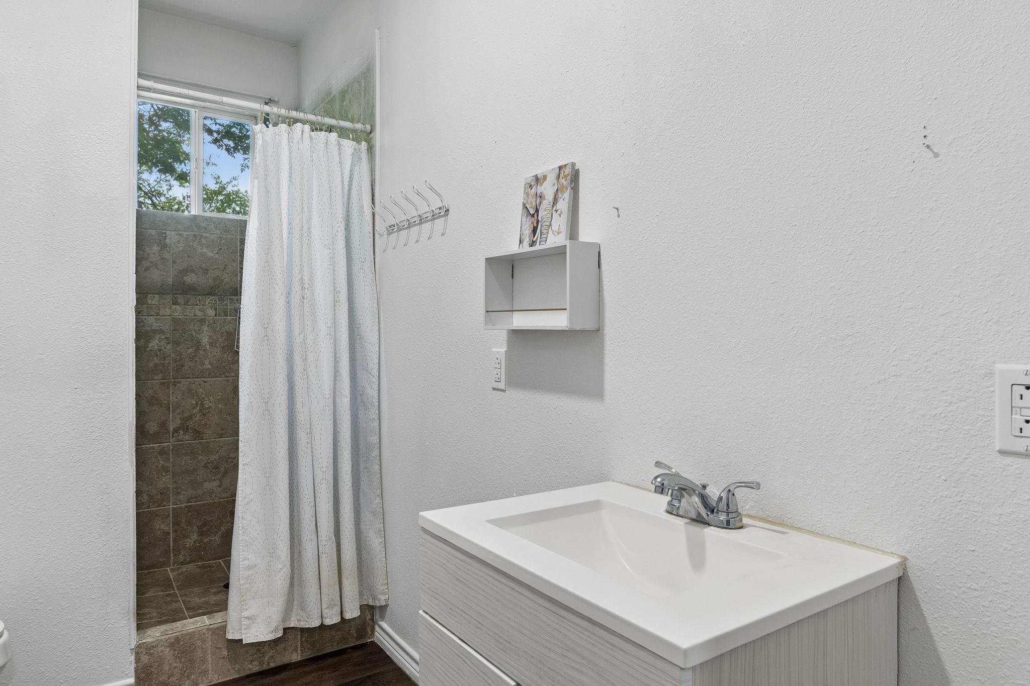 810 Lamar St, Luling, TX 78648