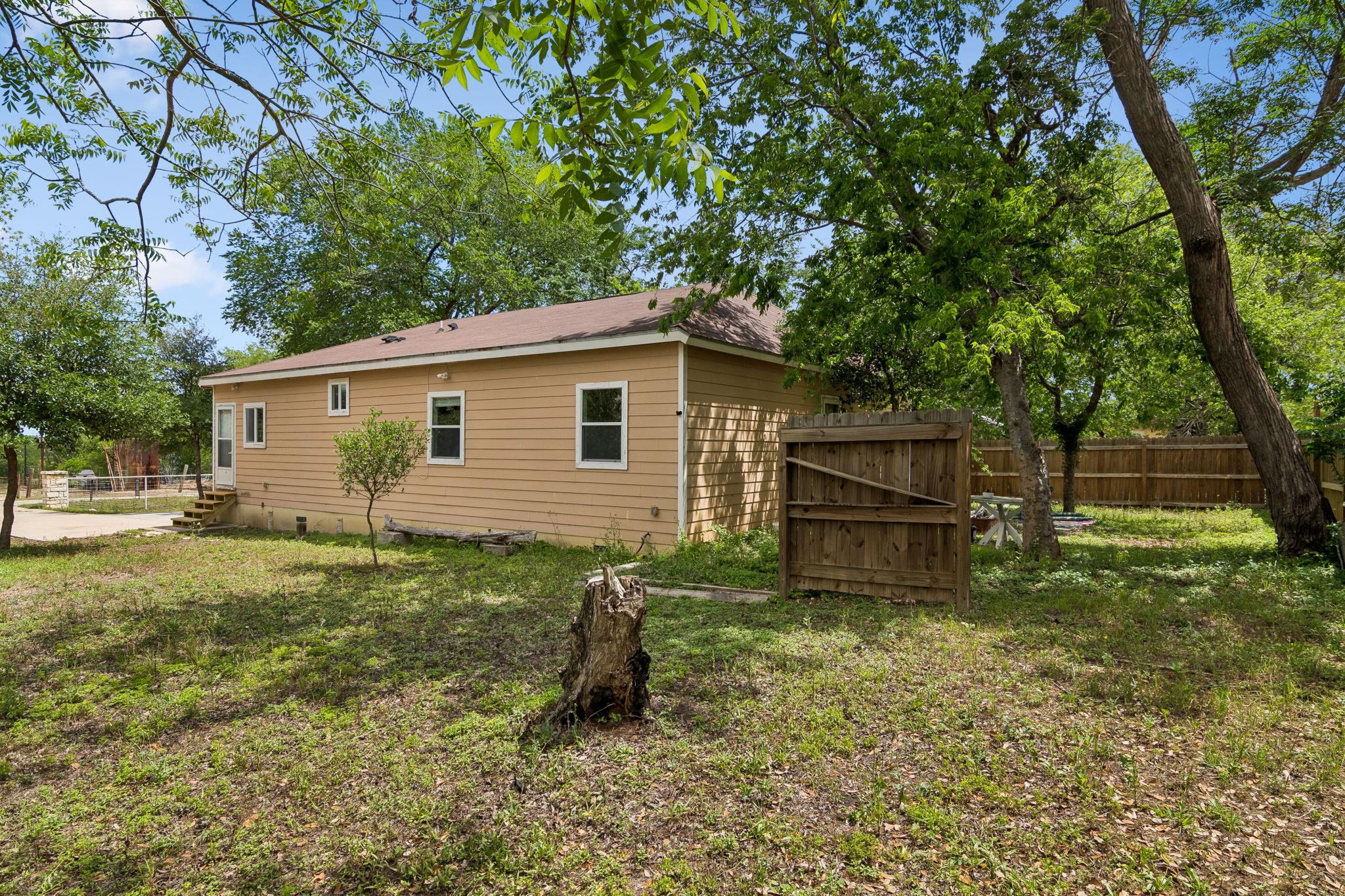 810 Lamar St, Luling, TX 78648