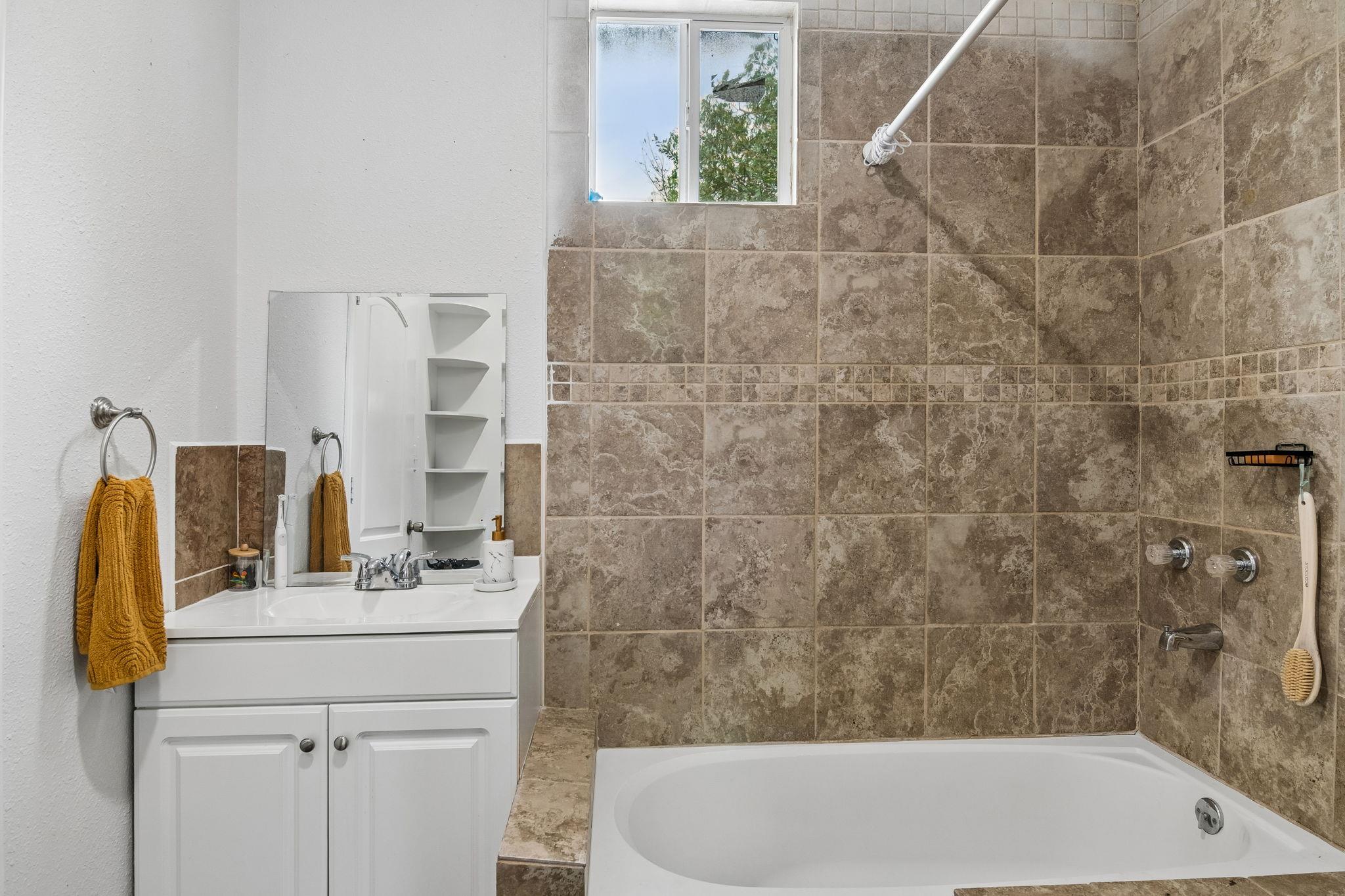 810 Lamar St, Luling, TX 78648