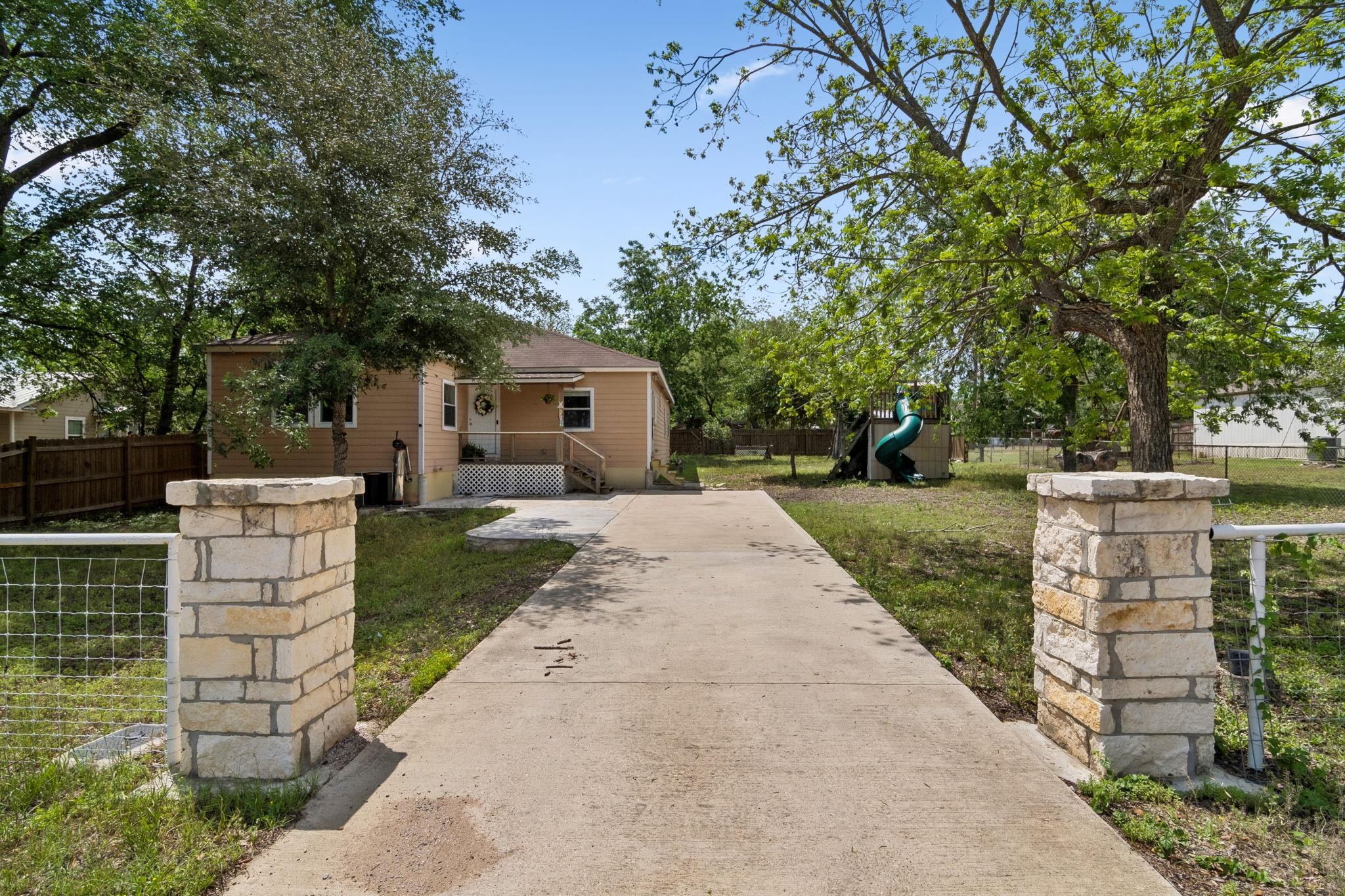 810 Lamar St, Luling, TX 78648