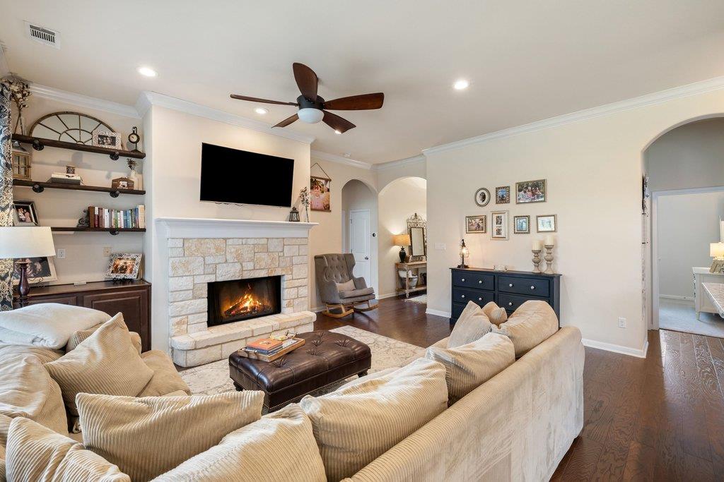 406 Strichen Dr, Spicewood, TX 78669