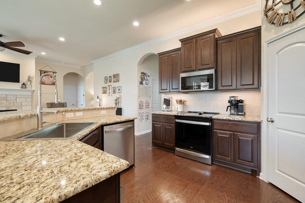 406 Strichen Dr, Spicewood, TX 78669