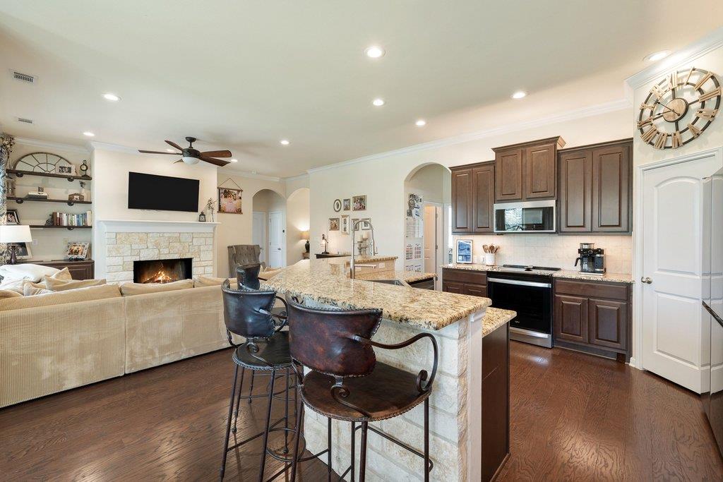 406 Strichen Dr, Spicewood, TX 78669