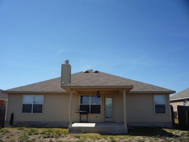 102 Aguilar Dr, Hutto, TX 78634