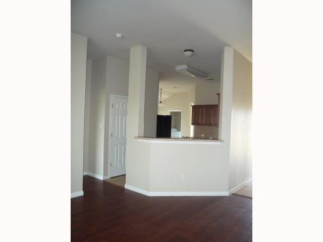 102 Aguilar Dr, Hutto, TX 78634