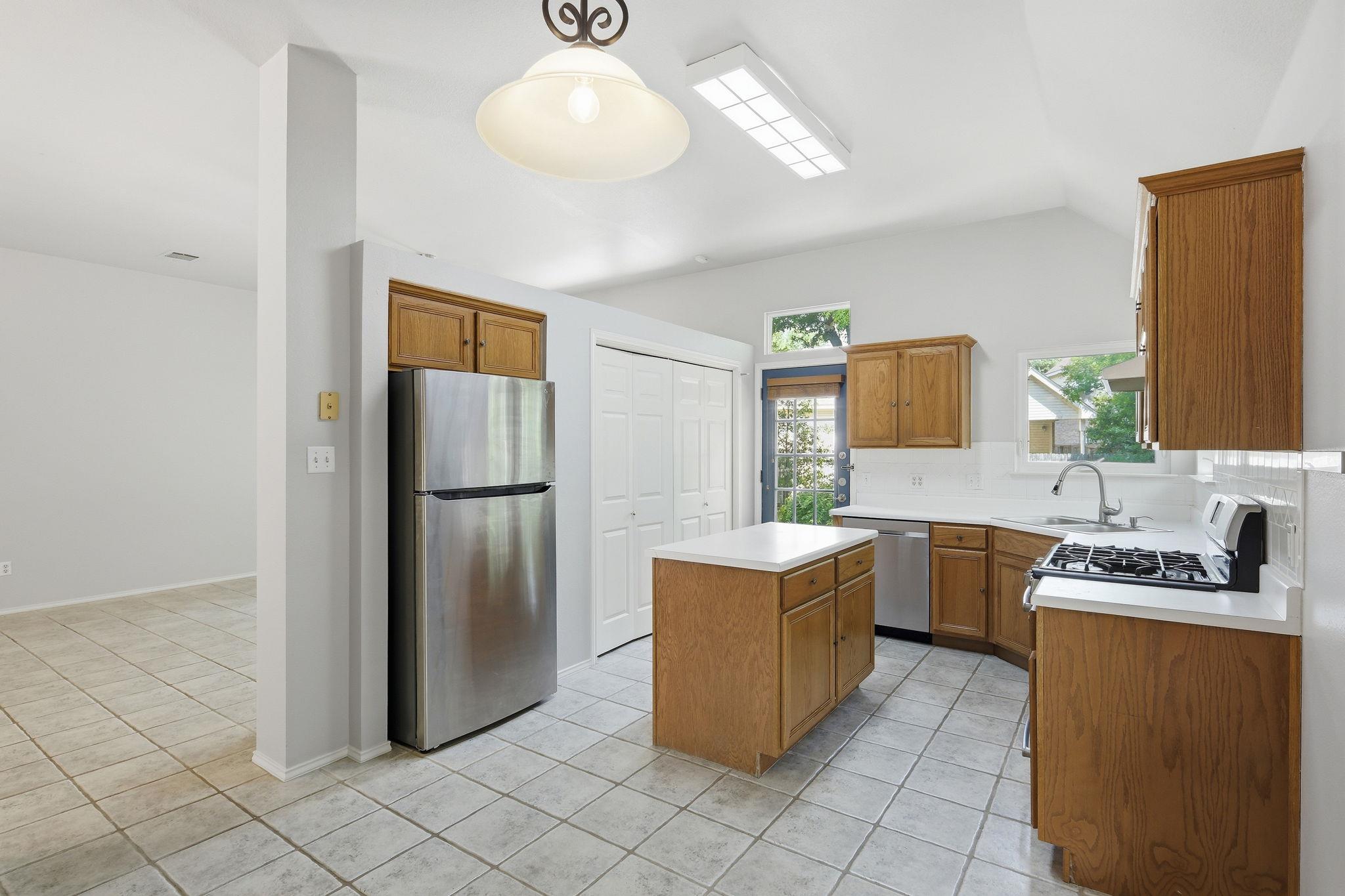 215 Rio Vista Dr, Georgetown, TX 78626