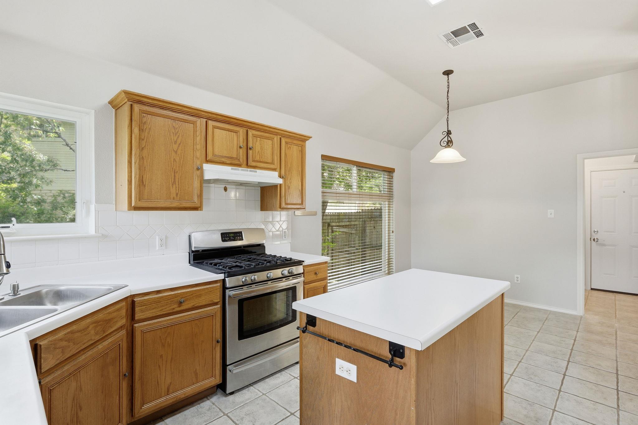 215 Rio Vista Dr, Georgetown, TX 78626