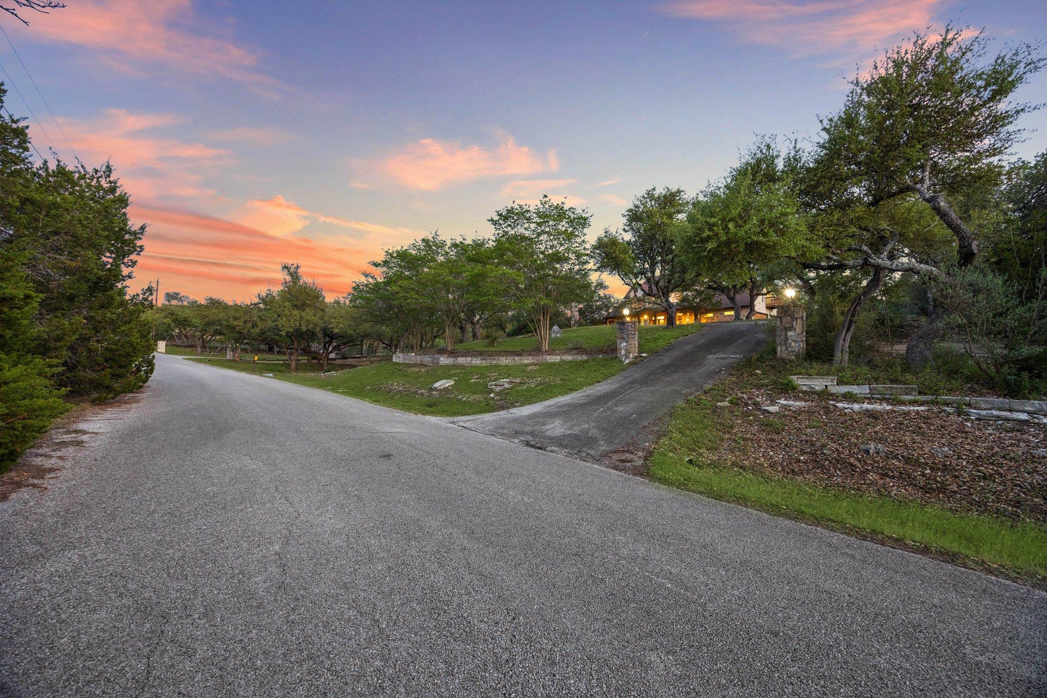 13 Carriage House Ln, Austin, TX 78737