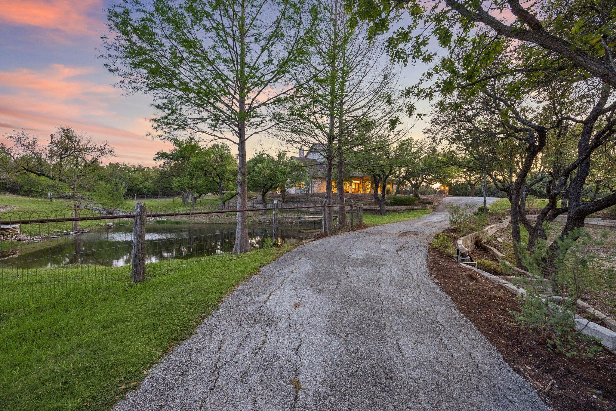 13 Carriage House Ln, Austin, TX 78737