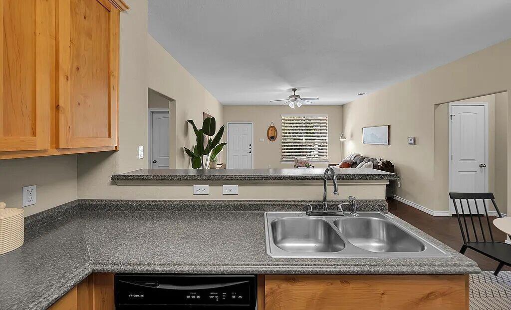 137 Flat Creek Dr, Robinson, TX 76706