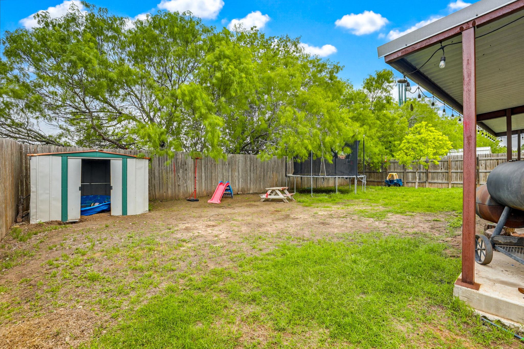 138 Talon Dr, Luling, TX 78648