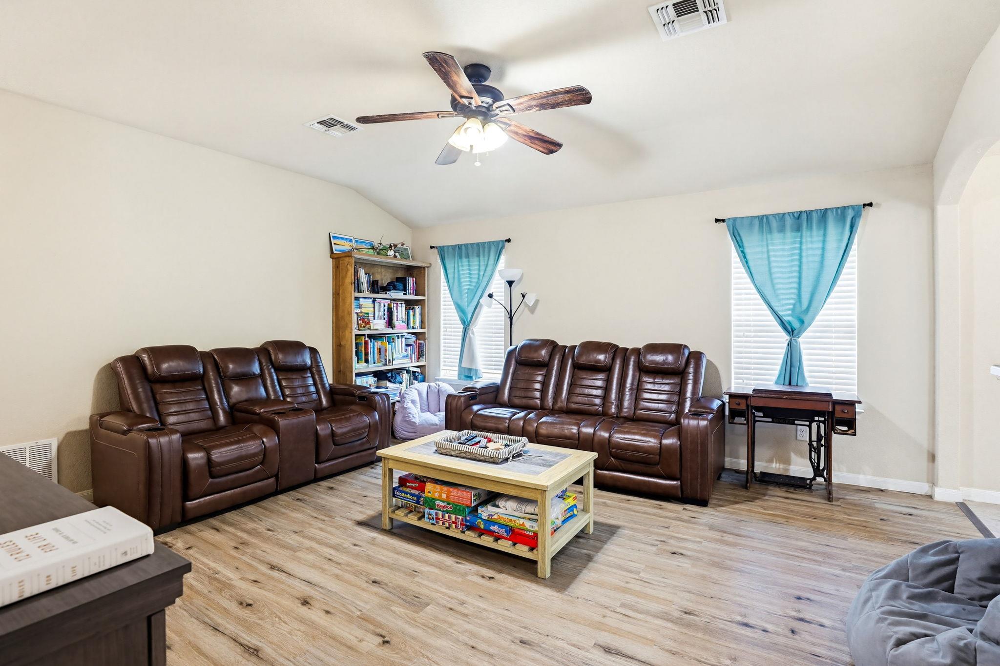 138 Talon Dr, Luling, TX 78648