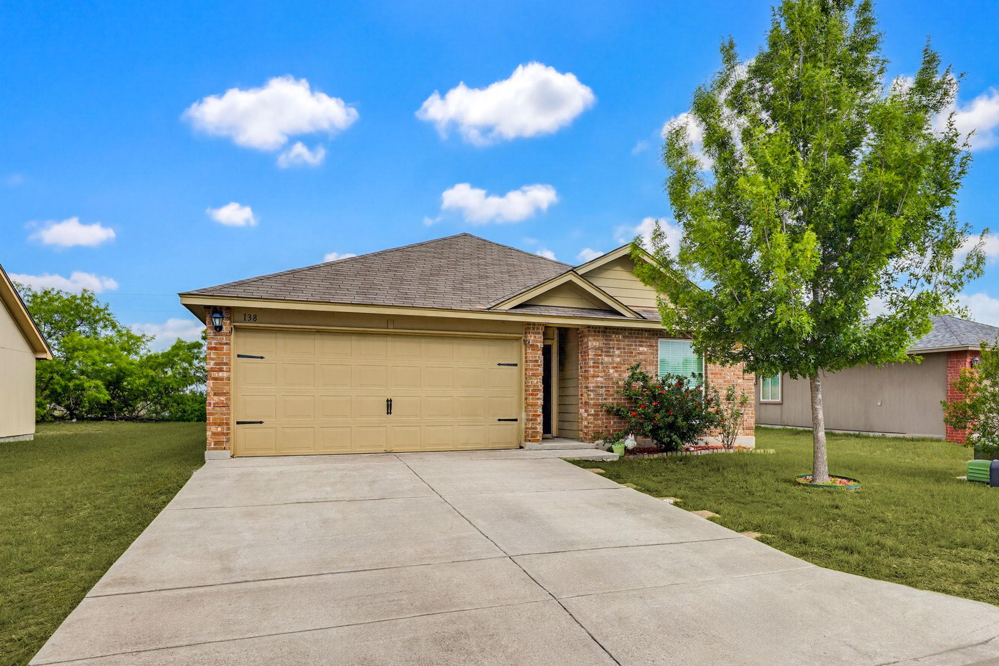 138 Talon Dr, Luling, TX 78648