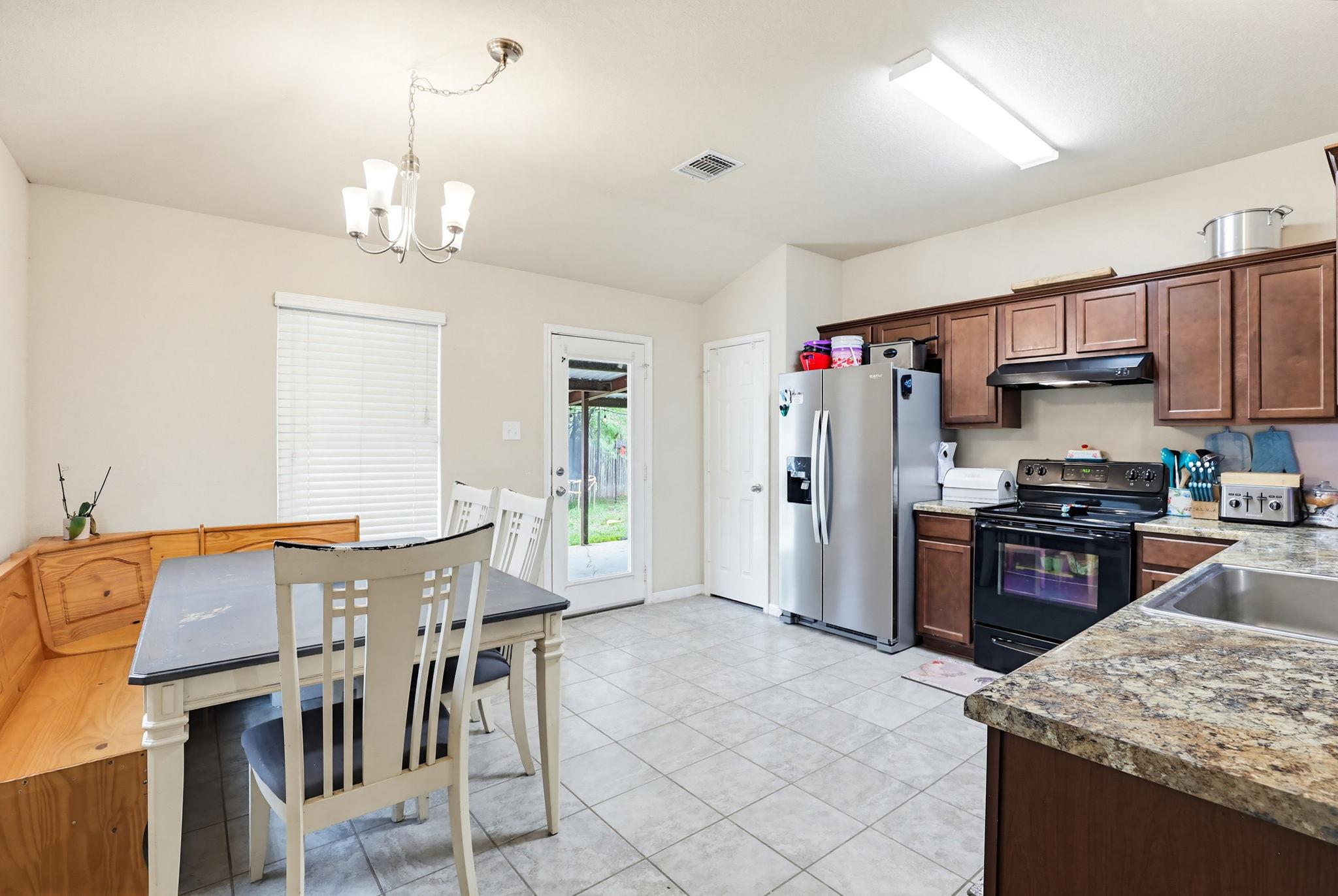 138 Talon Dr, Luling, TX 78648