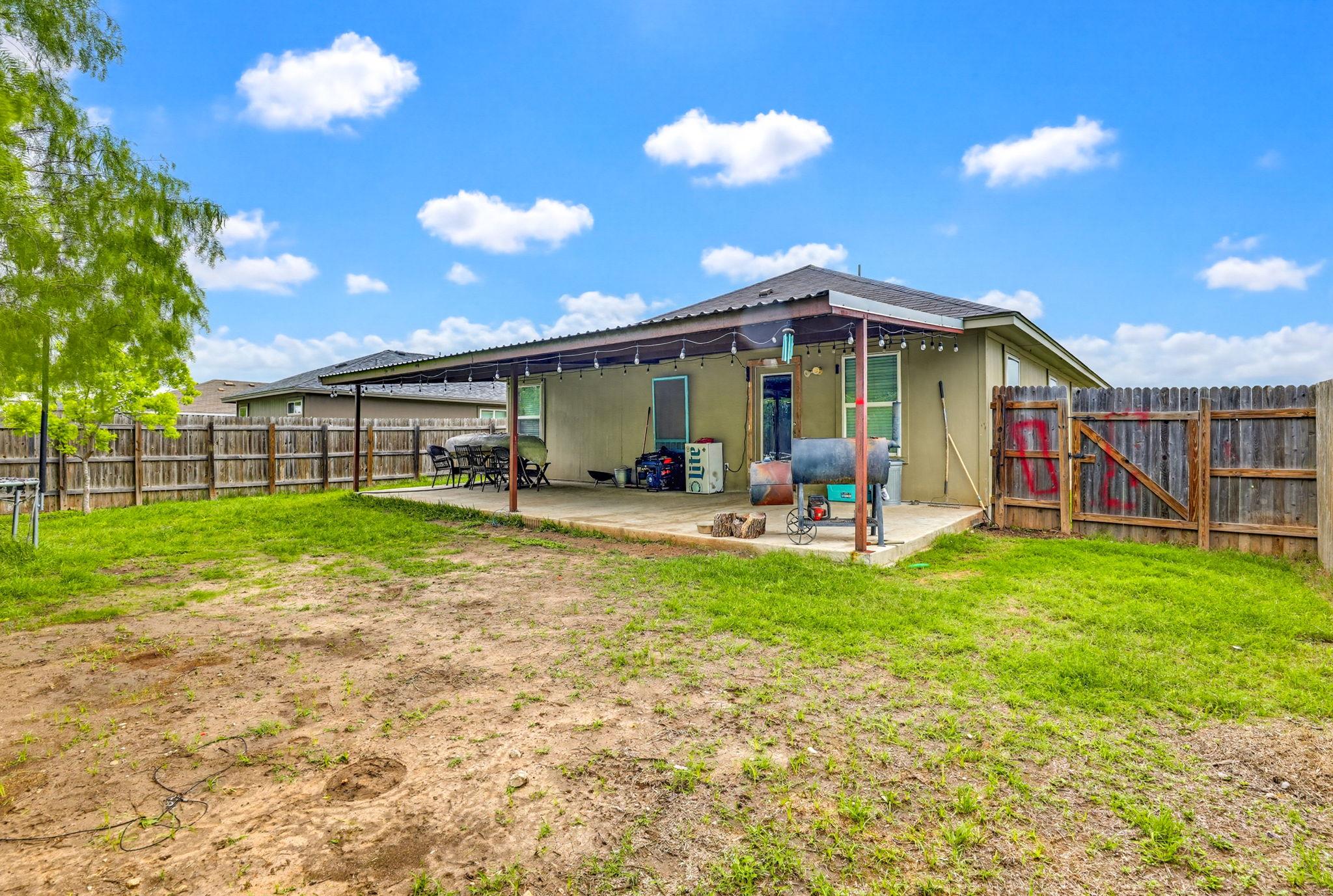 138 Talon Dr, Luling, TX 78648