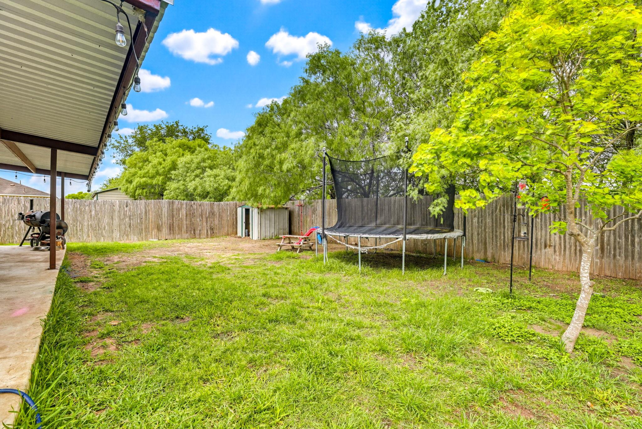 138 Talon Dr, Luling, TX 78648