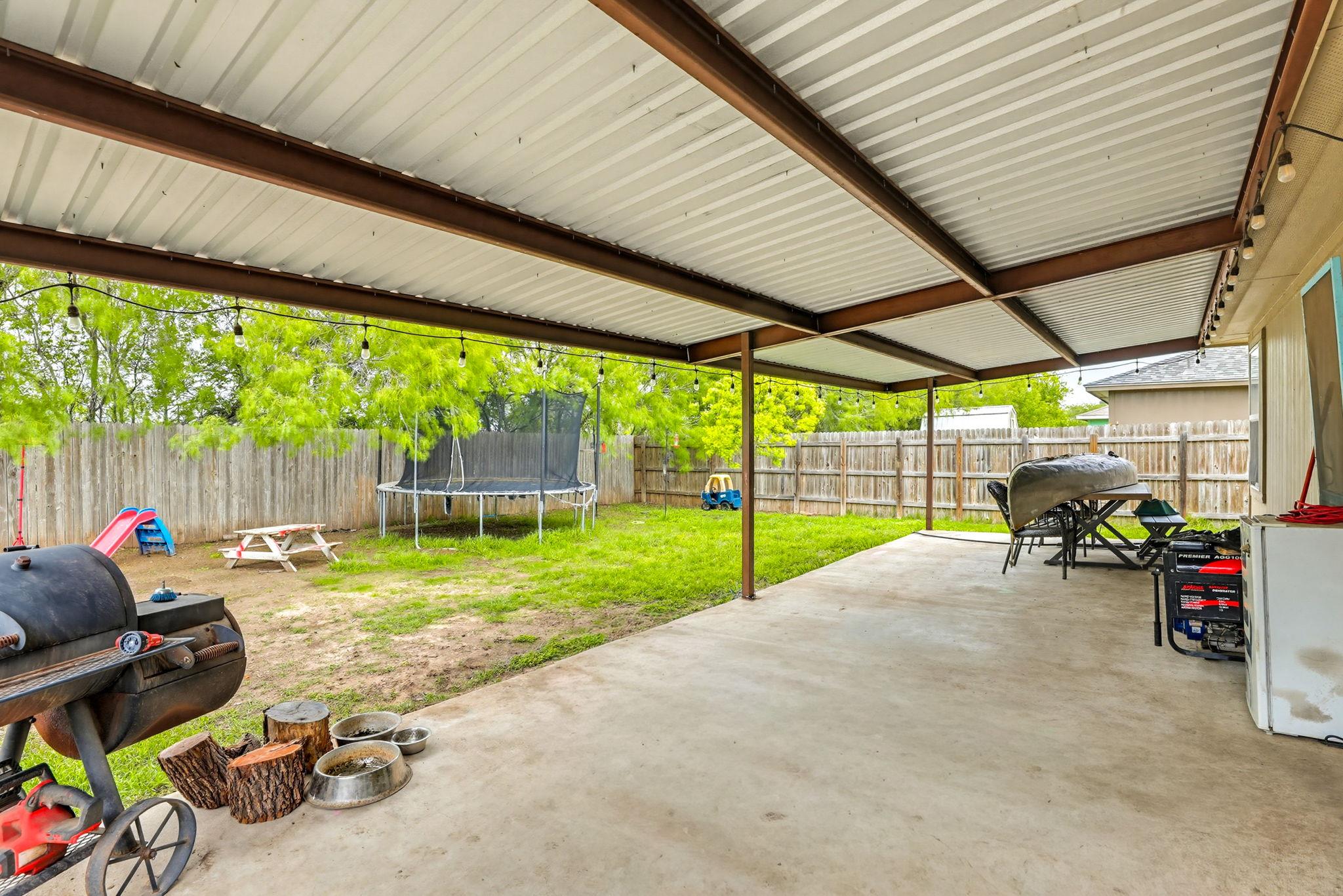 138 Talon Dr, Luling, TX 78648