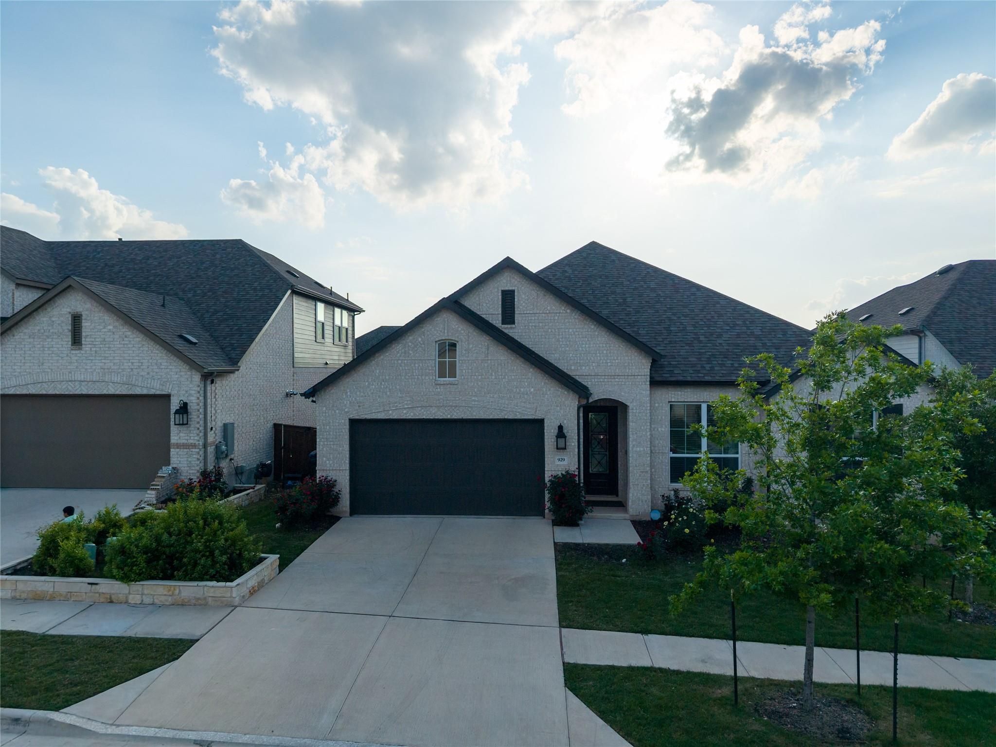 929 Mollie McBride Ln, Leander, TX 78641