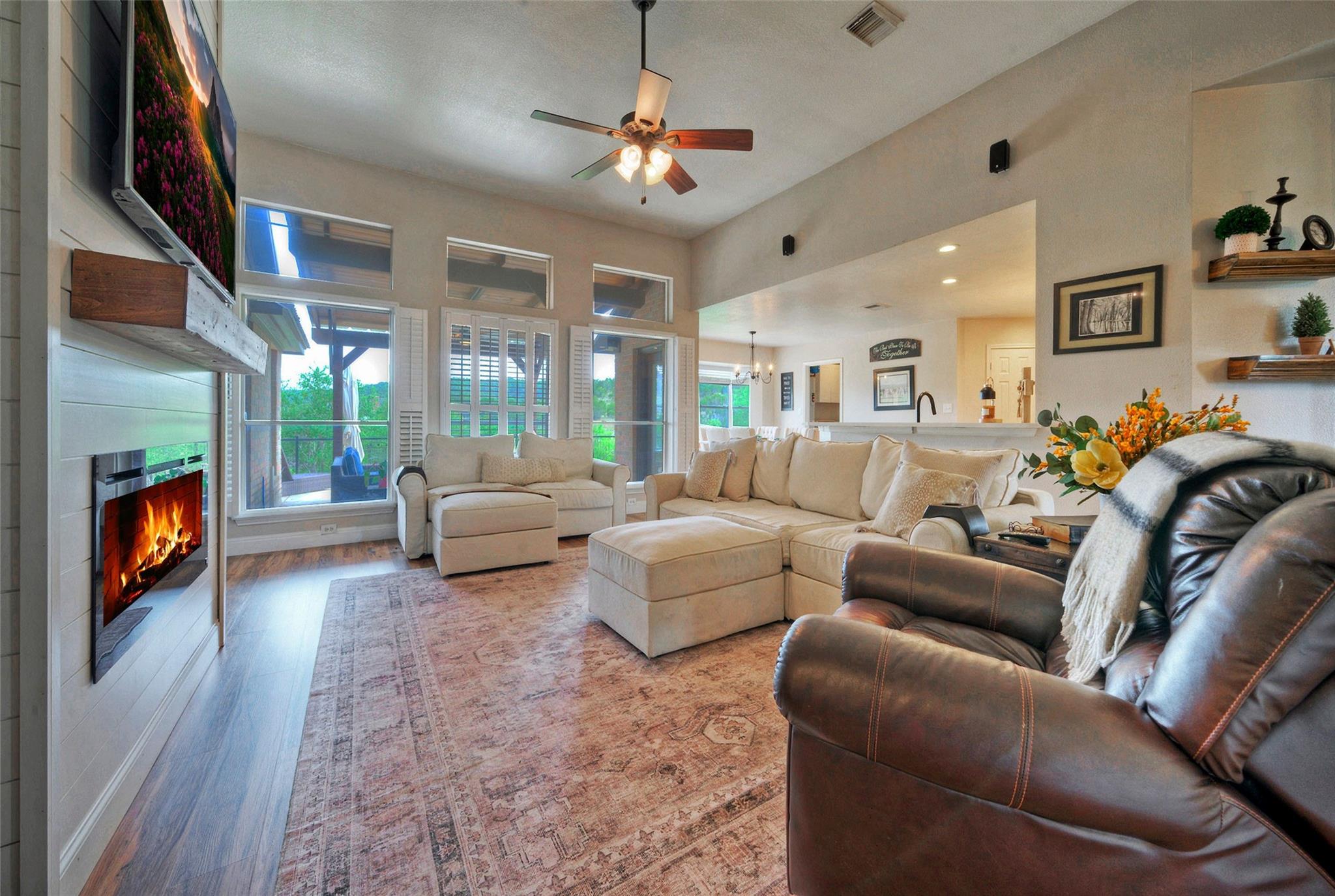 511 Chaneys Xing, Bertram, TX 78605