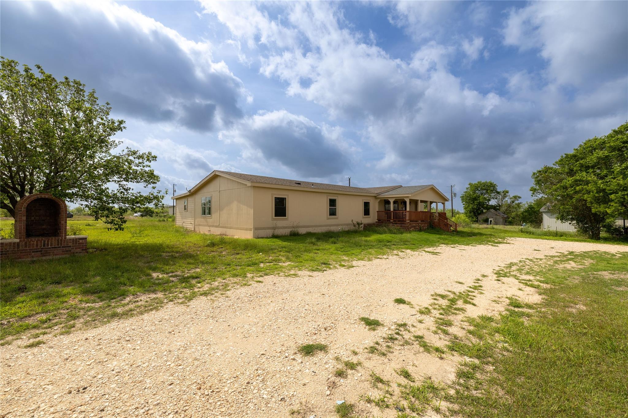 230 Sunkist Dr, Lockhart, TX 78644