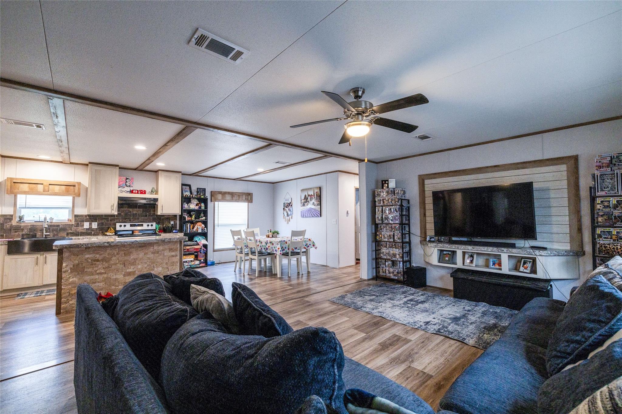 230 Sunkist Dr, Lockhart, TX 78644