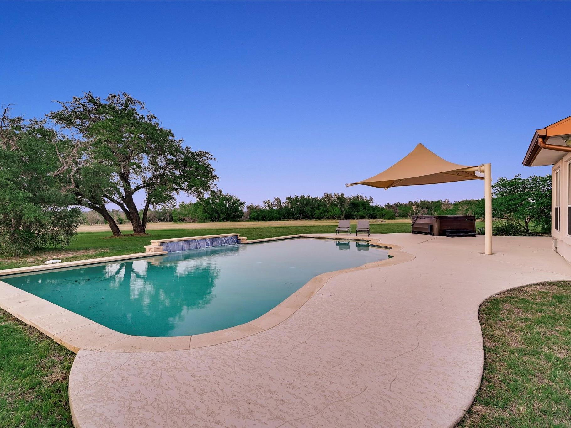 312 Paleface Point Dr, Spicewood, TX 78669