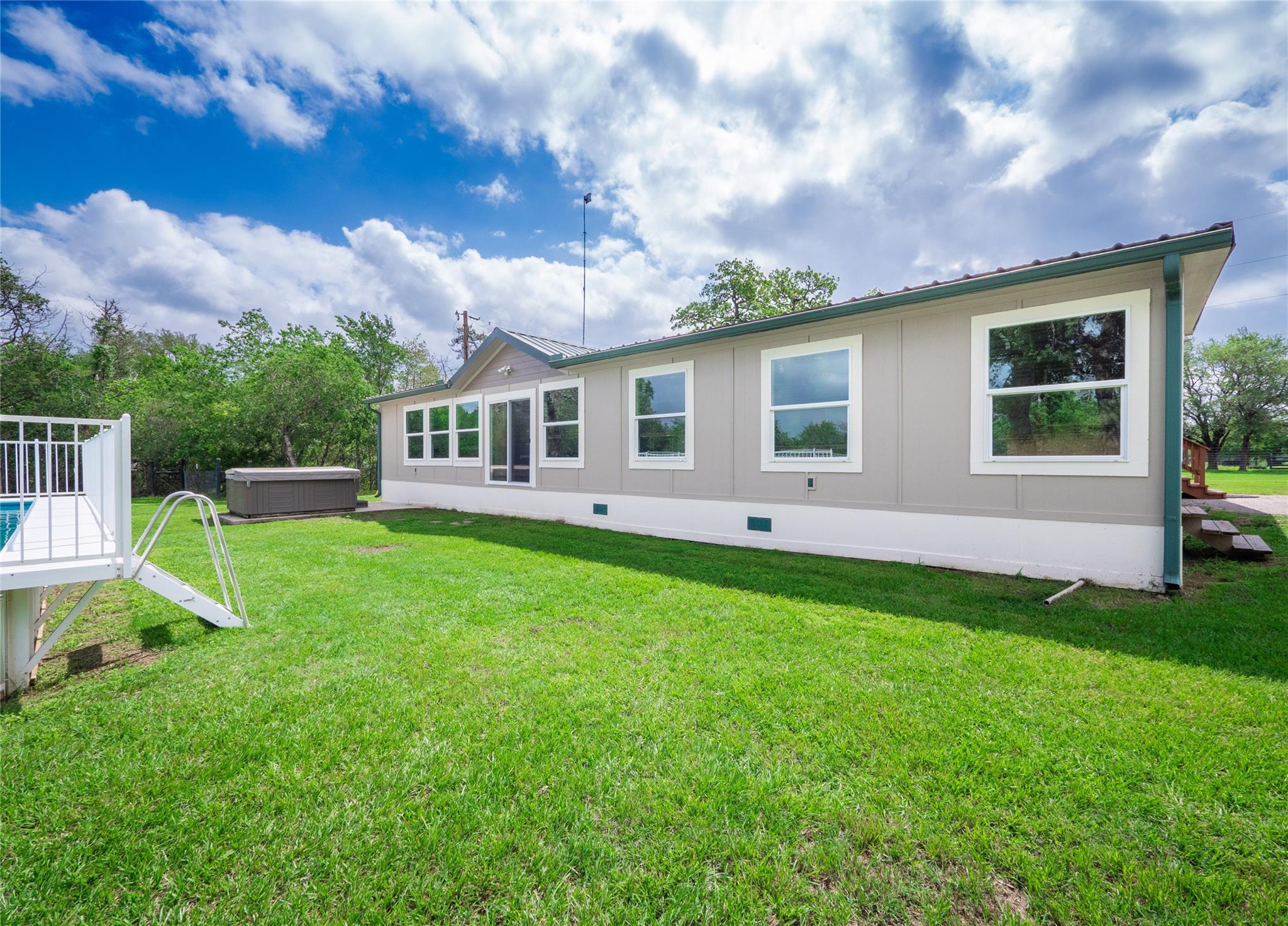 279 Highline Dr, Bastrop, TX 78602