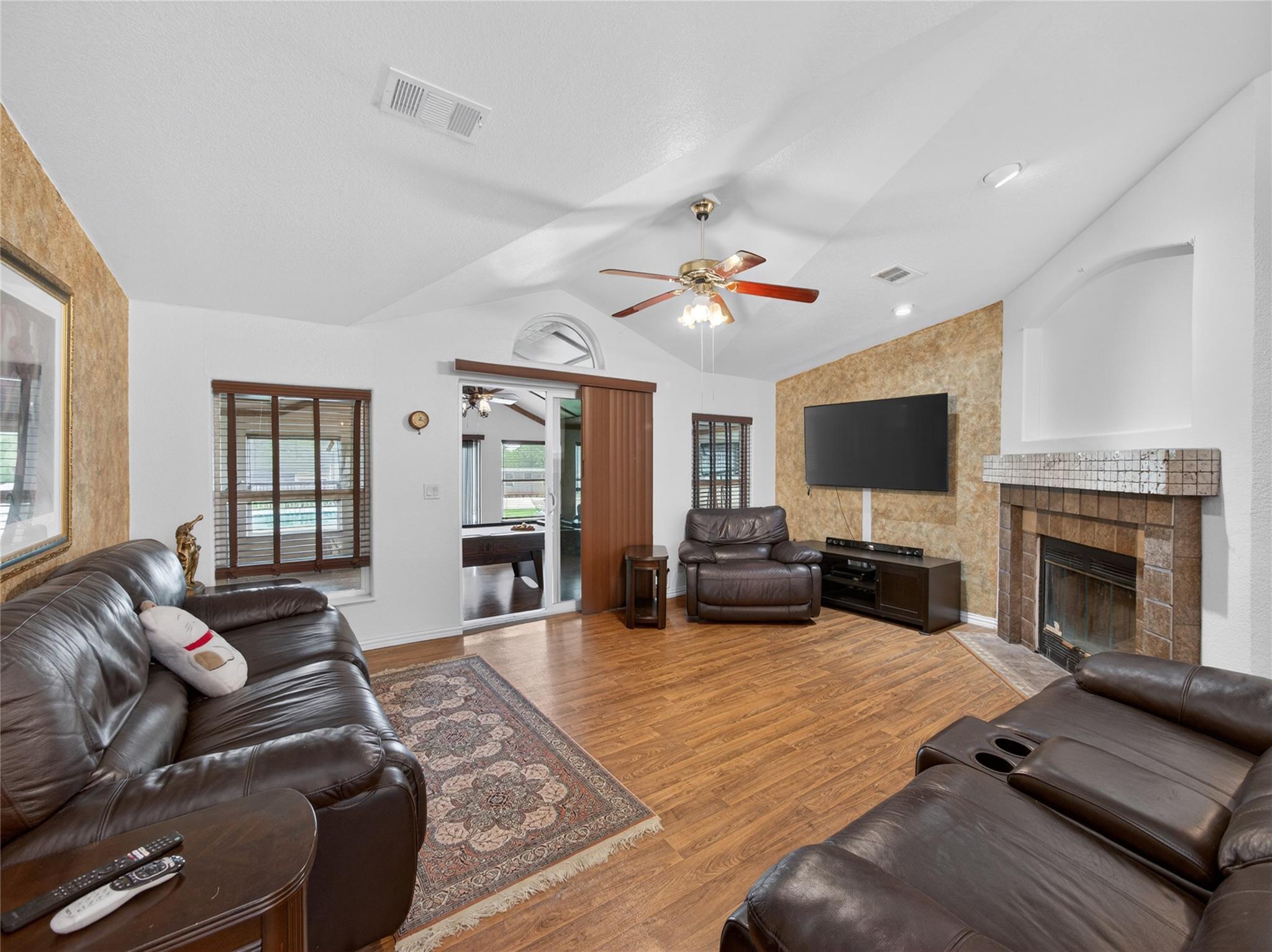 279 Highline Dr, Bastrop, TX 78602