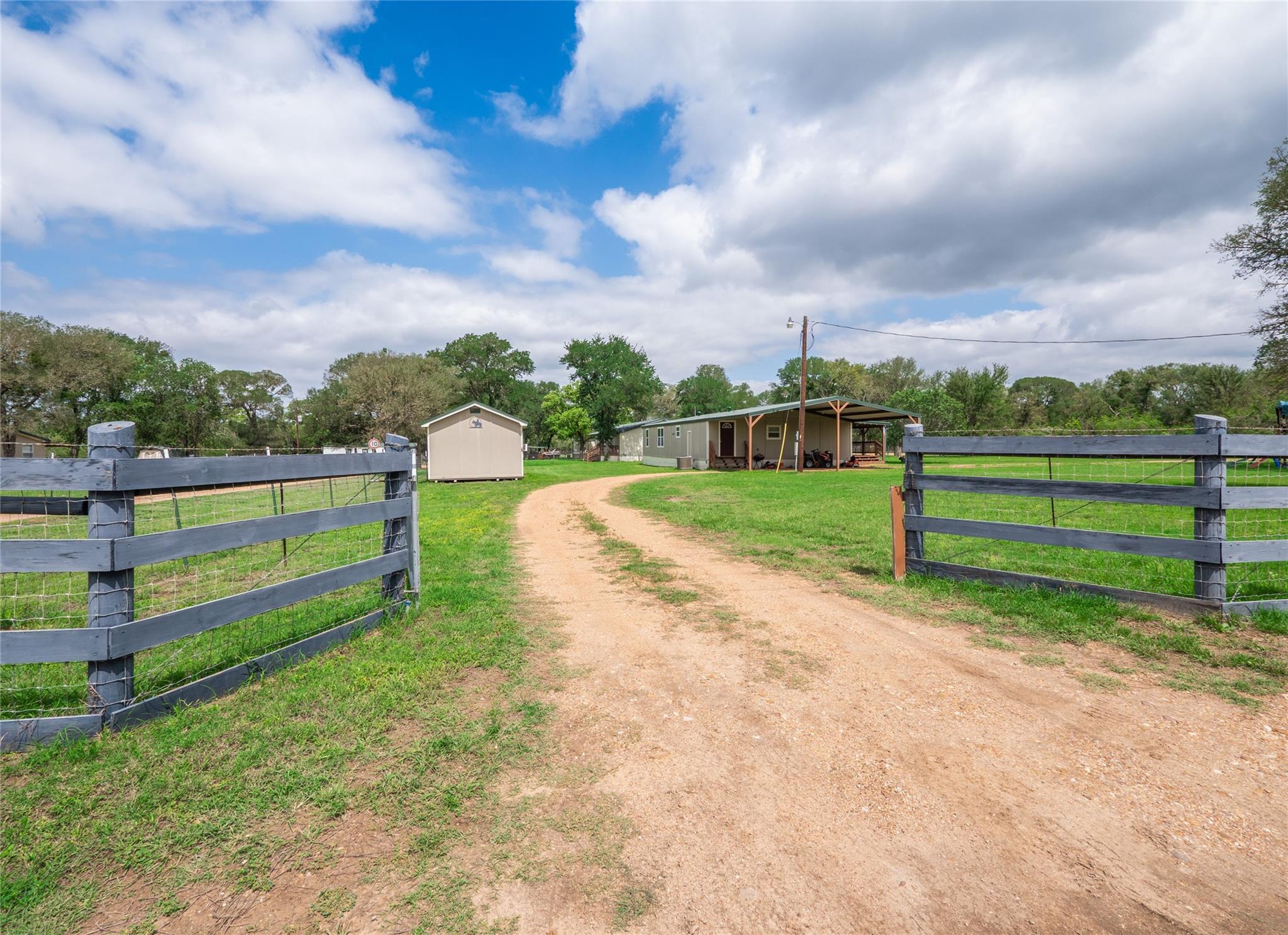279 Highline Dr, Bastrop, TX 78602