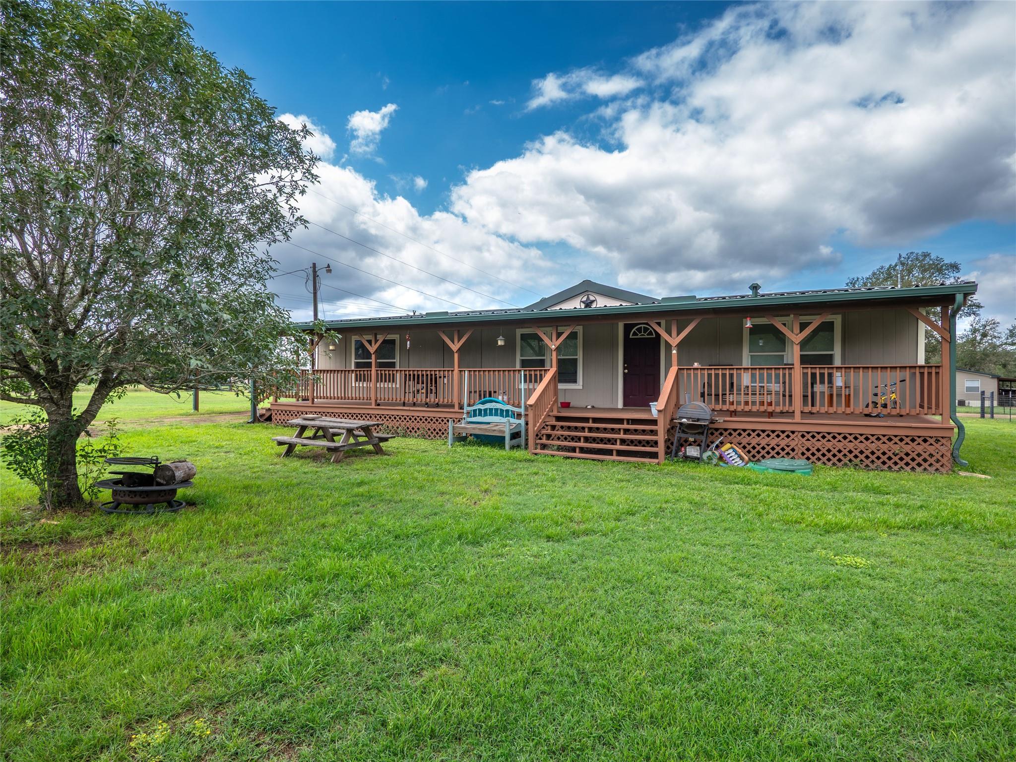 279 Highline Dr, Bastrop, TX 78602
