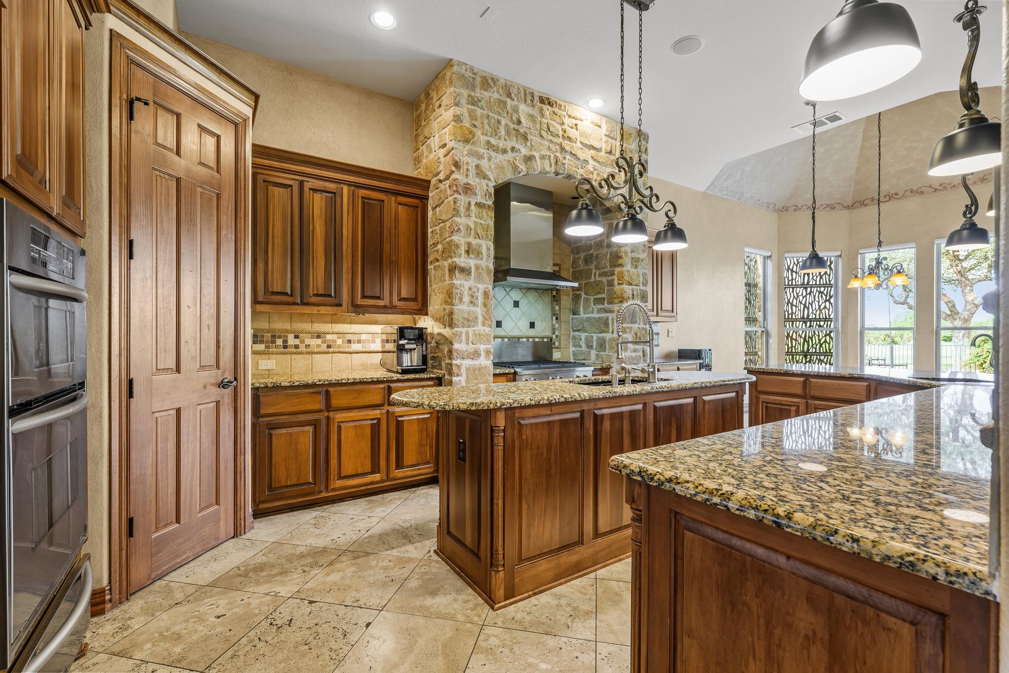 4008 Sugarloaf Dr, Austin, TX 78738