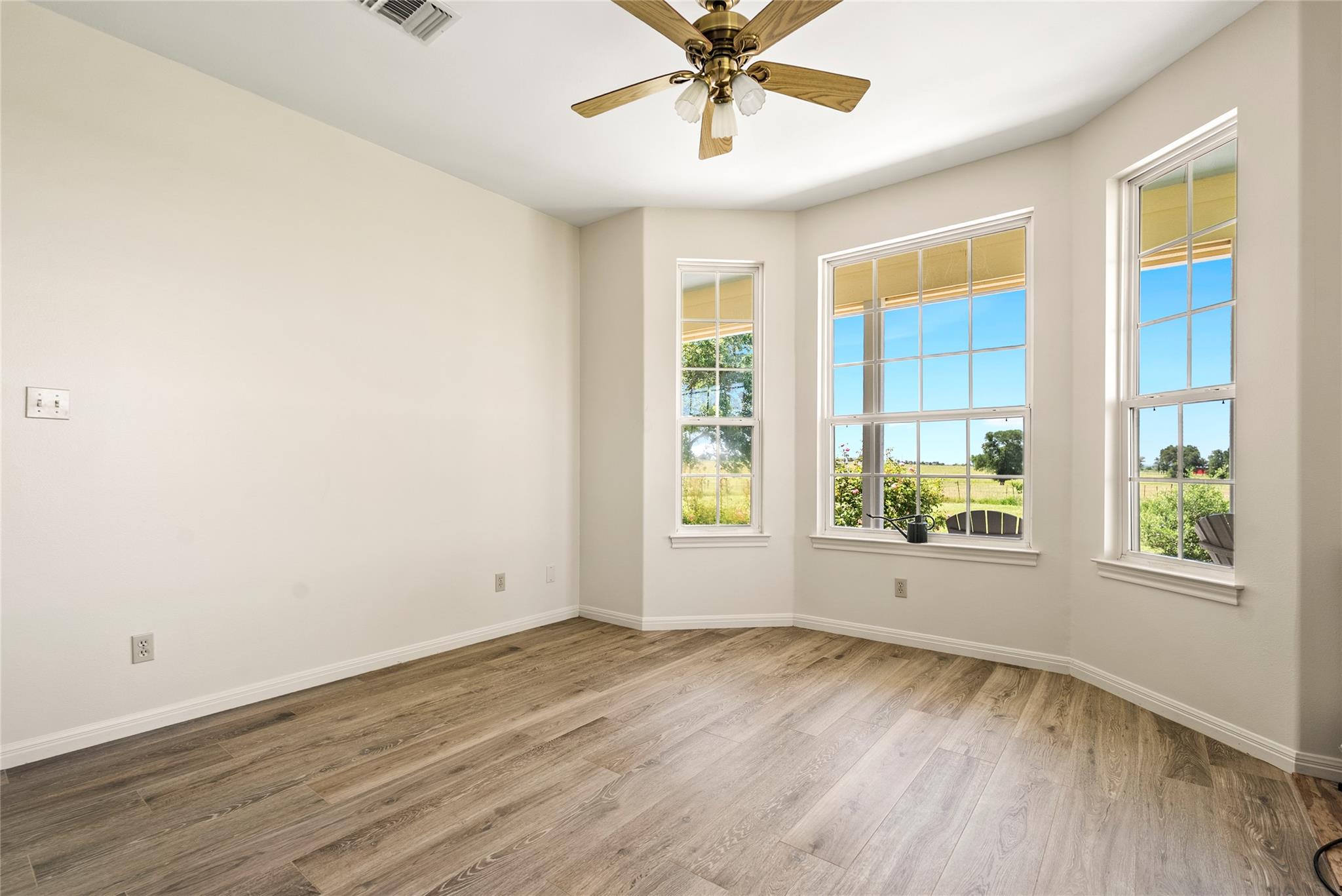 928 Upper Elgin River Rd, Elgin, TX 78621