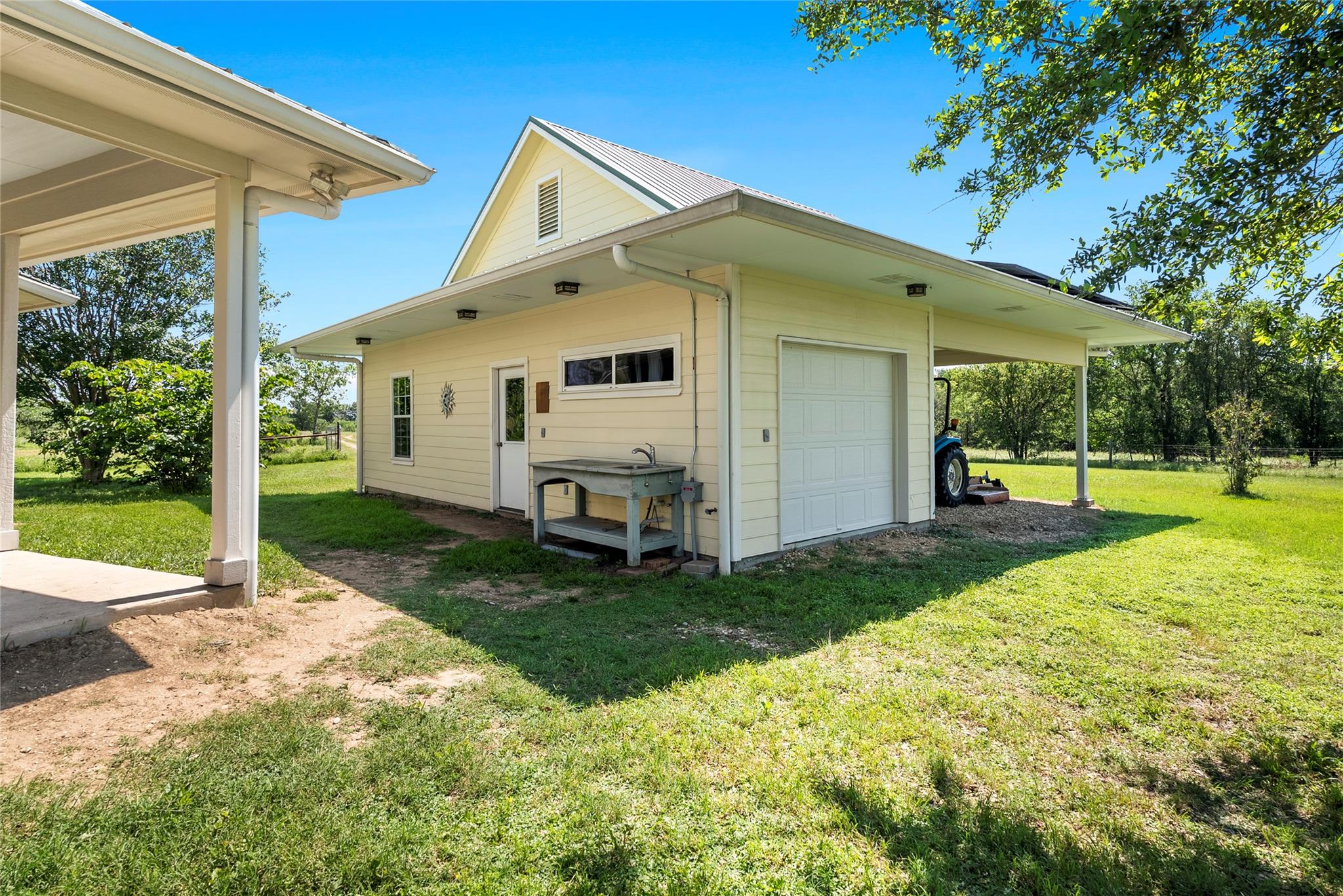 928 Upper Elgin River Rd, Elgin, TX 78621