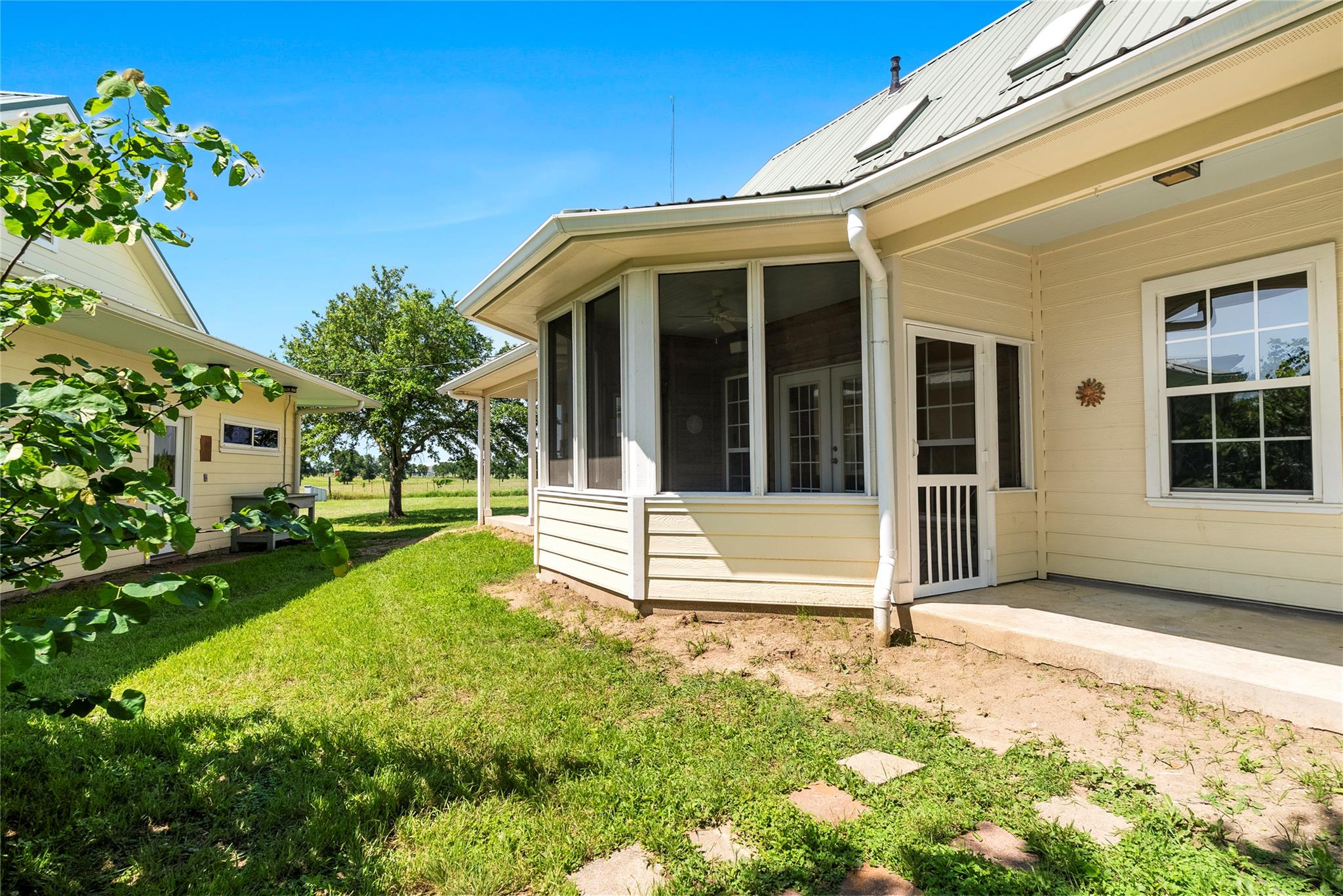 928 Upper Elgin River Rd, Elgin, TX 78621