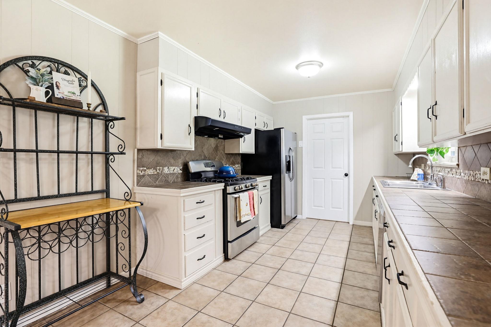 125 Glendale St, Luling, TX 78648