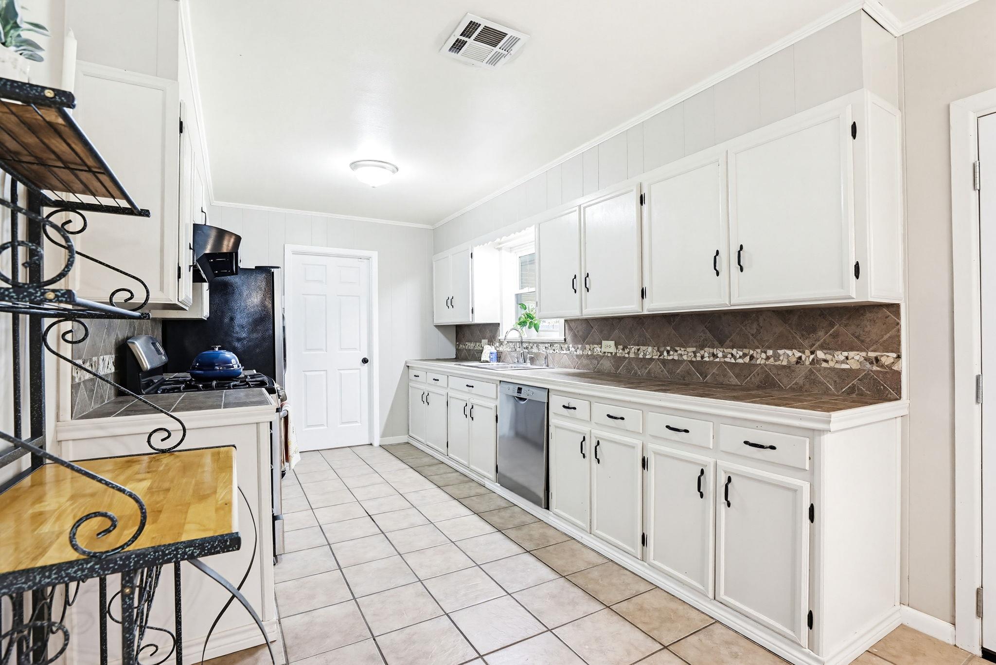 125 Glendale St, Luling, TX 78648