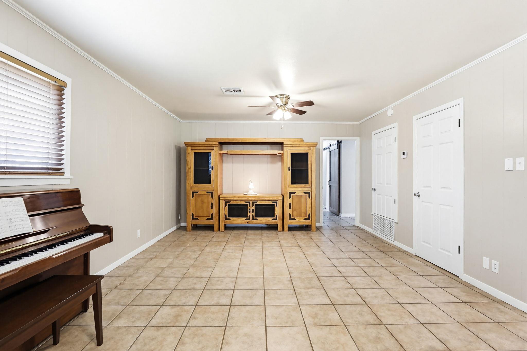 125 Glendale St, Luling, TX 78648