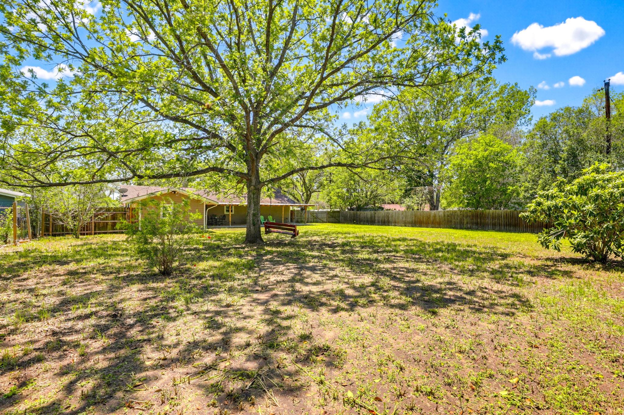 125 Glendale St, Luling, TX 78648