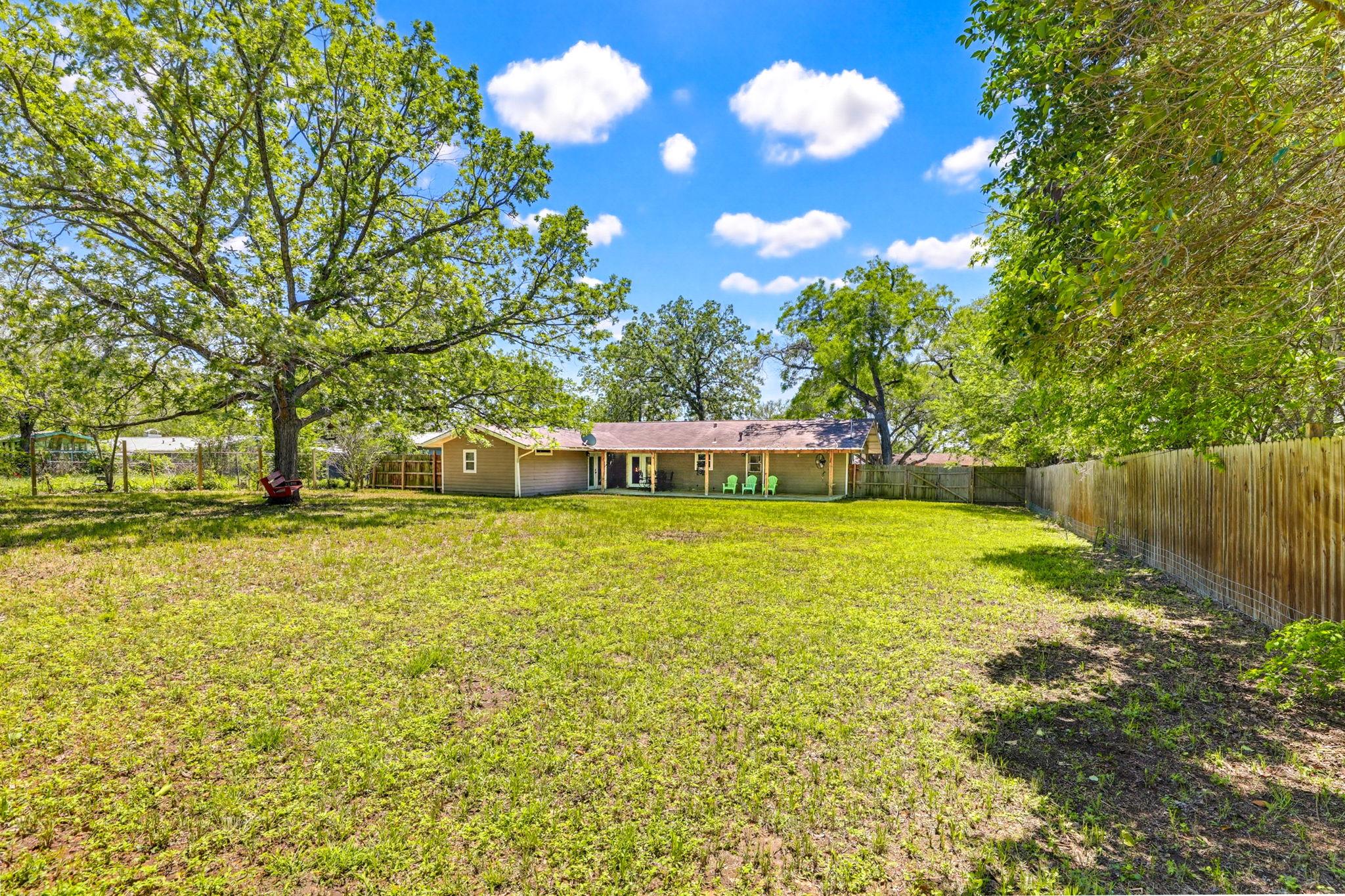 125 Glendale St, Luling, TX 78648