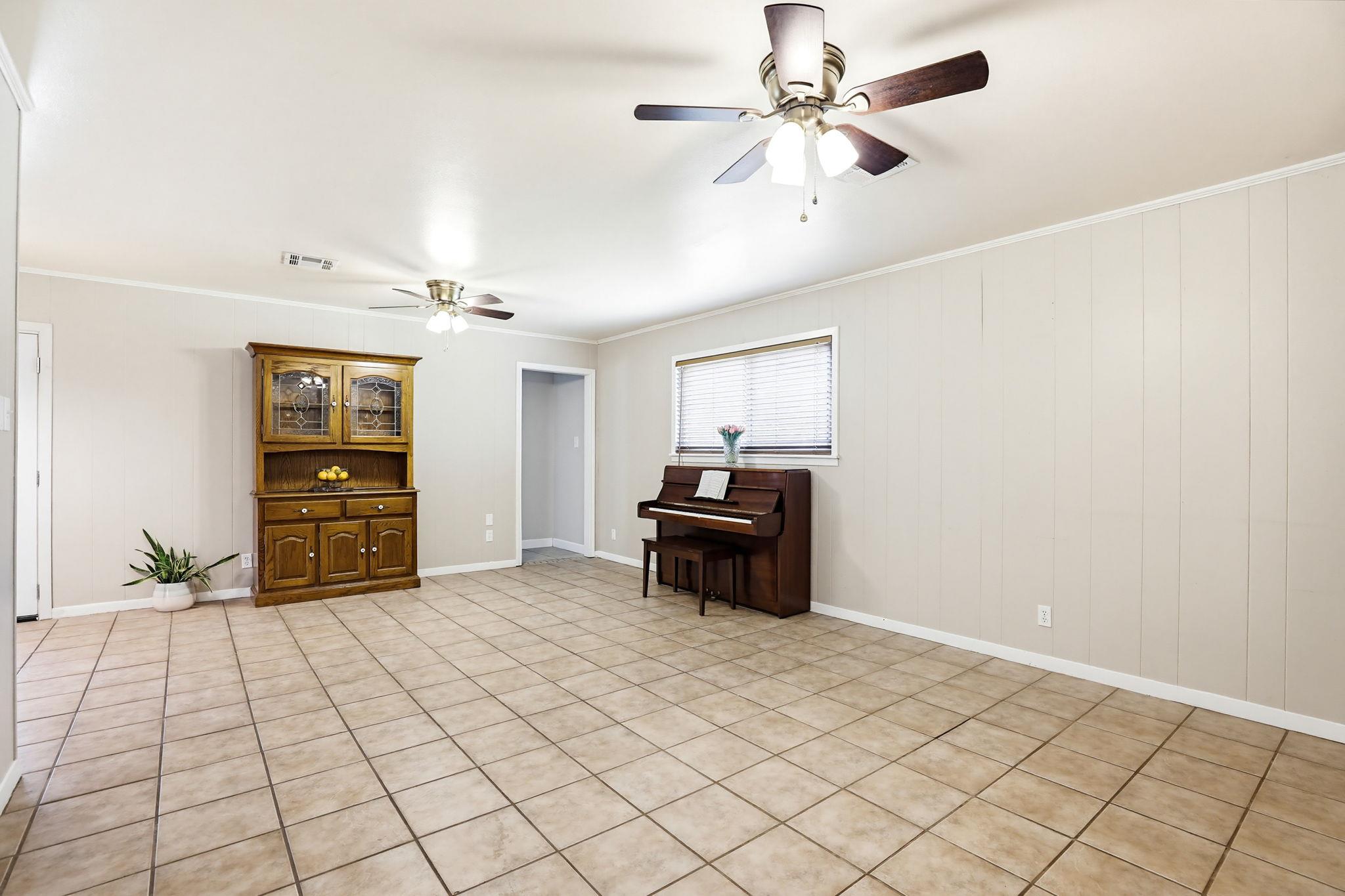 125 Glendale St, Luling, TX 78648