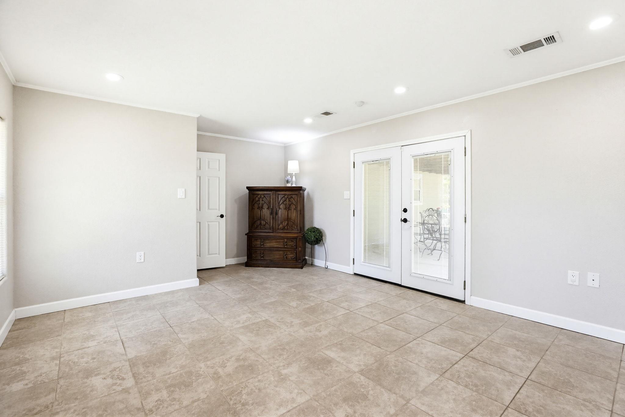 125 Glendale St, Luling, TX 78648