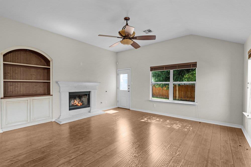 107 S Treasure Oaks Dr, Leander, TX 78641