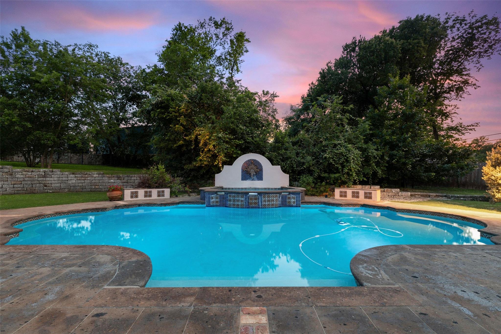 300 Bent Tree Ct, West Lake Hills, TX 78746