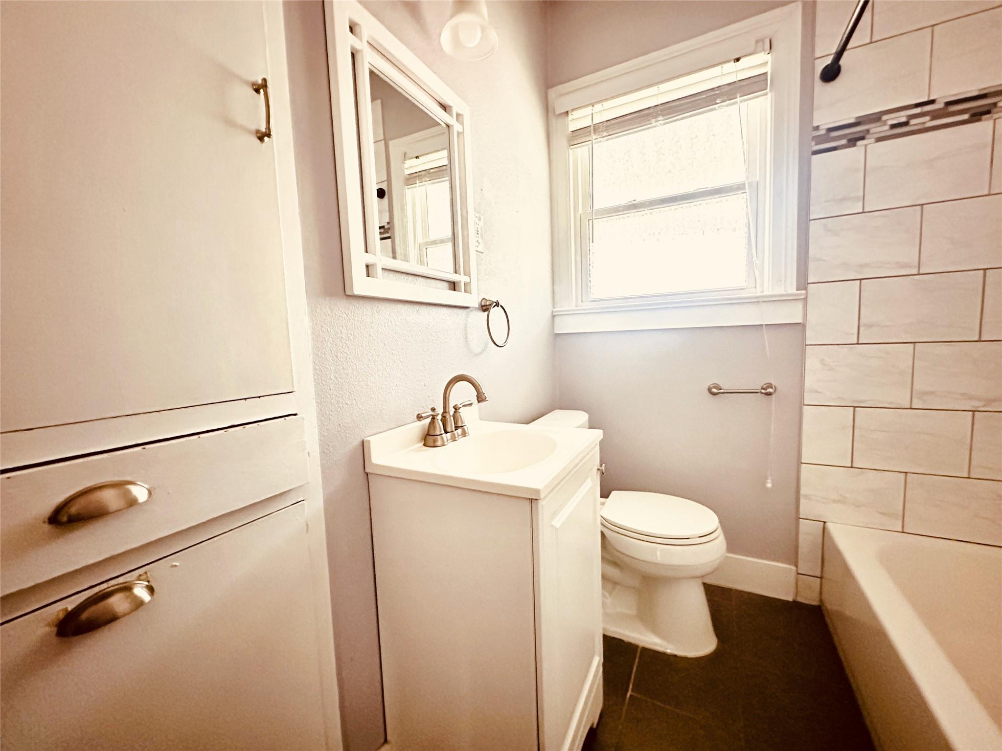 916 E 37th St # A - Front, Austin, TX 78705