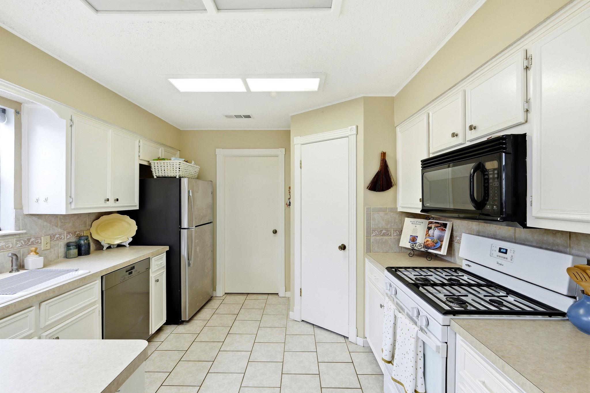 1105 Nottingham Hill Rd, Round Rock, TX 78664