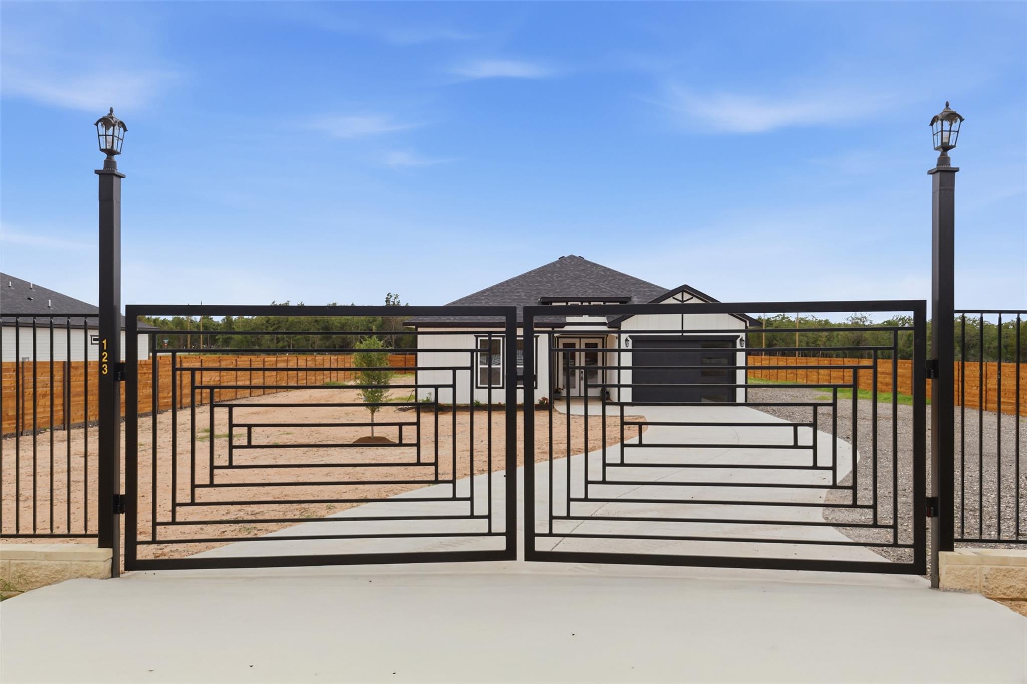 123 Los Robles Rd, Elgin, TX 78621