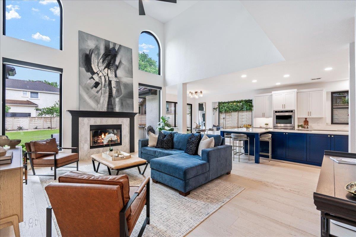 28 Lost Meadow Trl, The Hills, TX 78738