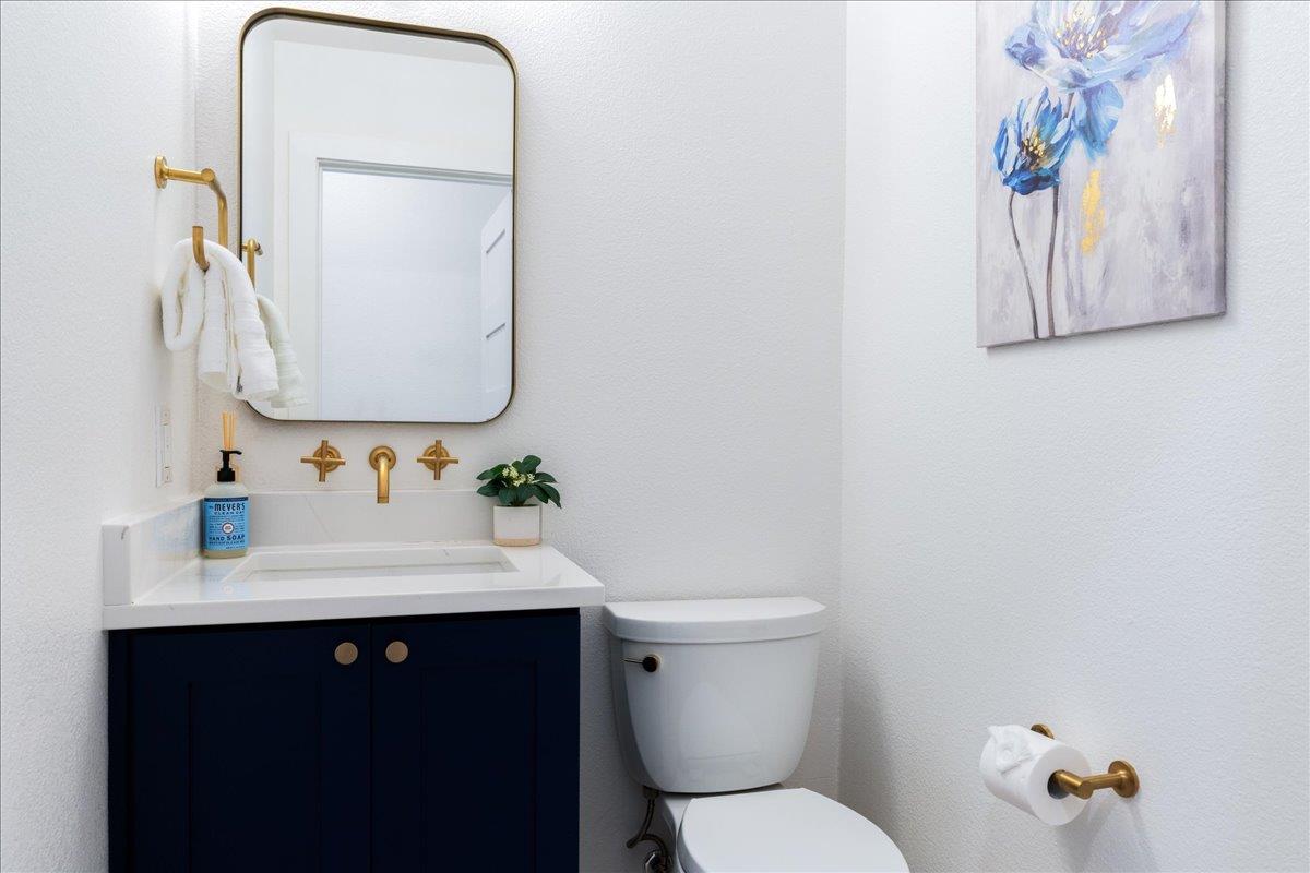 28 Lost Meadow Trl, The Hills, TX 78738